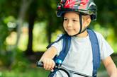 Jongentje met rode fietshelm
