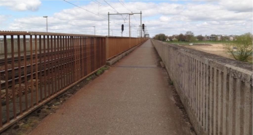 Wilhelminabrug Fietspad naast spoorbrug, aan beide zijden een hekwerk