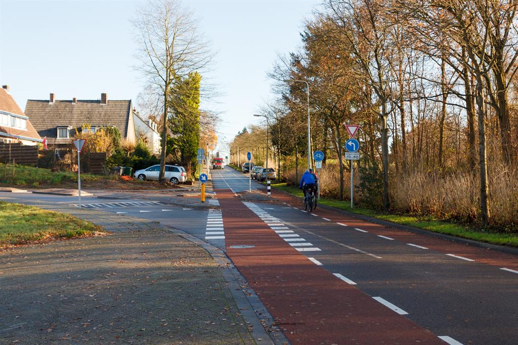 Klingelbeekseweg Nieuw asfalt, rood voor de fietsstroken, zwart voor de auto's, drempels