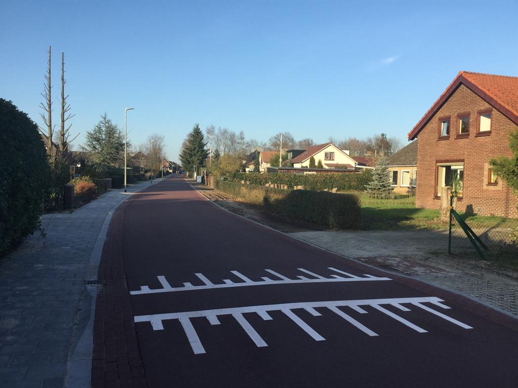 Trottoir en nieuw rood asfalt voortuinen