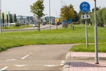 Jongen op de fiets bij Tullenersweg