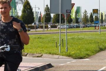 Jongen op de fiets bij Tullenersweg