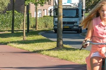 meisje op fiets op van Heemstraweg in Weurt