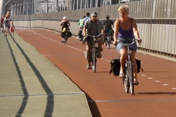 Fietsers op de brug