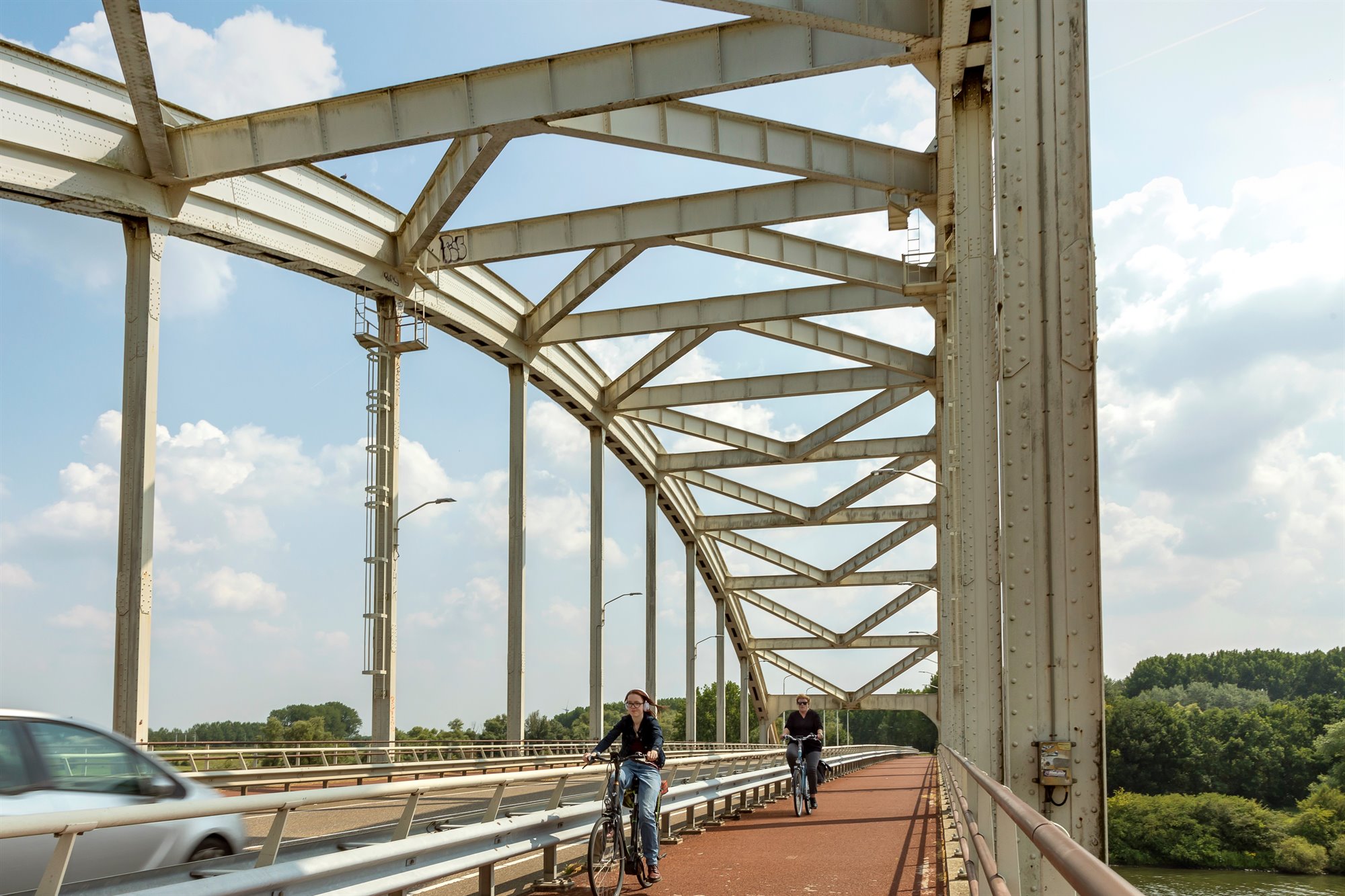 Stalenbrug, rood fietspad
