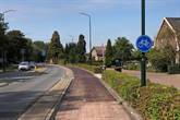 Nieuw rood asfalt op fietspad