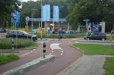Auto's stoppen voor fietsers op kruispunt 