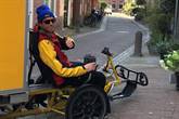 Fietser op vrachtfiets steekt duim op