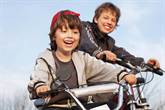 2 lachende jongens op de fiets