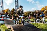 meisje crossfietsje golvend parcours