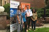 4 studenten met cheque in de hand