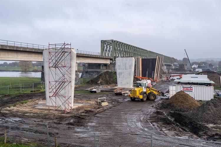 Pijlers naast spoorbrug