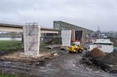 Pijlers naast spoorbrug