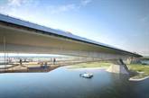 brug waaraan fietsbrug hangt, water