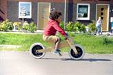 Kind op houten loopfiets