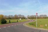 weiland, rood asfalt, witte middenstreep