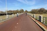 fietsbrug over uiterwaard