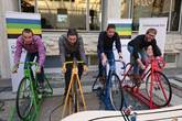 4 mannen fietsen op rolbanden