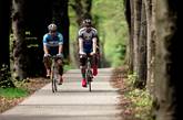 2 fietsers helm sportkleding bomen