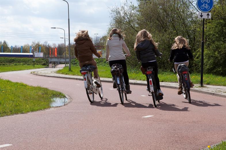 vier meisjes naast elkaar op de fiets